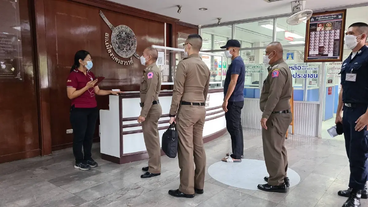 "หมู่โด้" โผล่มอบตัวปลอมยศหลอกแอ้มสาว เจอแจ้งทันที 2 ข้อหา