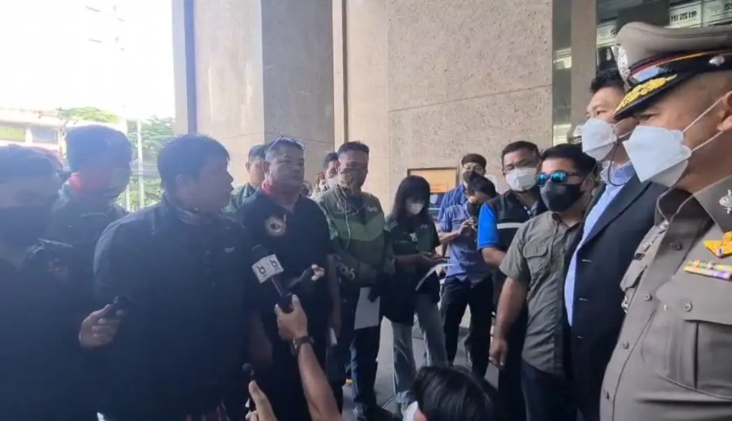 กลุ่มไรเดอร์ ปิดถนนเพชรบุรี เรียกร้อง "แกร็บ" ยกเลิกระบบจองงาน (มีคลิป)