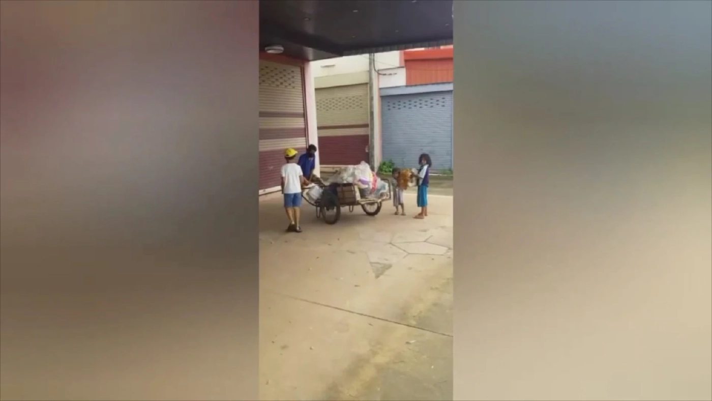 นายเล้ก จะพาลูกสาวทั้งสองคน ออกตระเวณเก็บของเก่า ได้รับการช่วยเหลือจากประชาชนแบ่งปันสิ่งของให้เสมอ