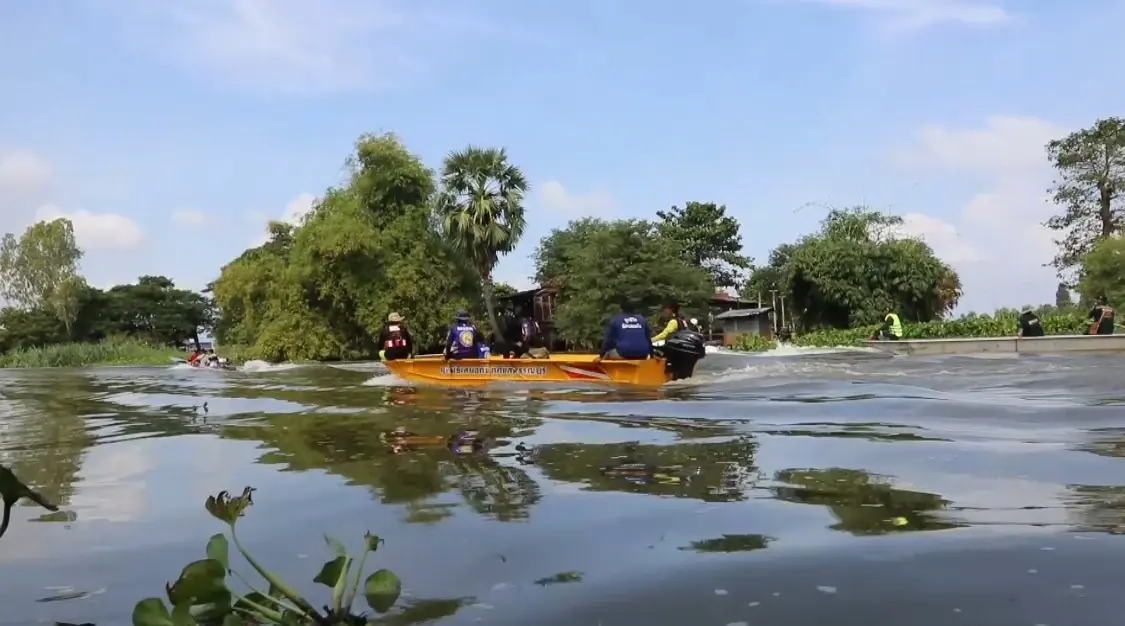 พบแล้ว ร่าง 2 แม่ลูกพายเรือไปซื้อของแล้วเรือล่มในคลอง จมหาย 24 ชั่วโมง