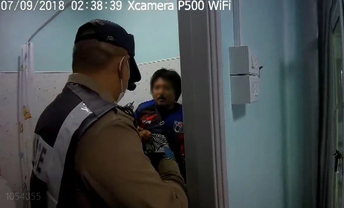 เปิดนาทีบุกรวบ "พ่อค้ายาบ้า" คาบ้านพัก ราคาถูกจนเหรียญหล่นกระจาย (มีคลิป)