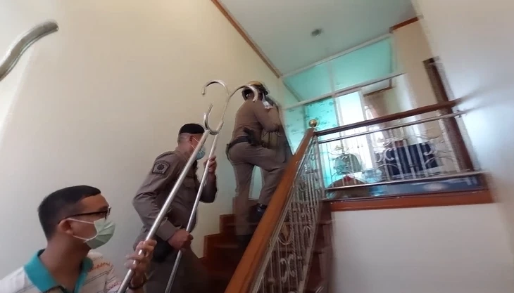 ระทึก! หนุ่มเมียนมาเมาคลั่งประกาศบุกยึดบ้านคนไทย (มีคลิป)