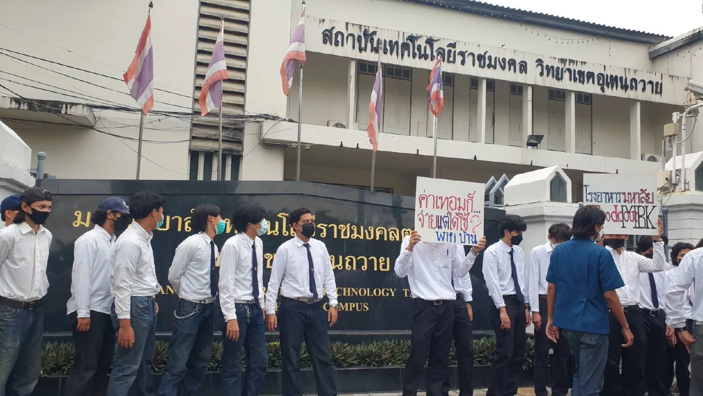 นศ.อุเทนถวาย กว่า 400 คน รวมตัวปิดถนนพญาไท เรียกร้องเปิดเรียนตามปกติ (คลิป)