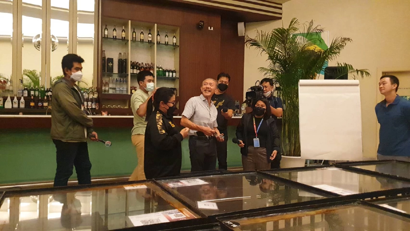 นายชูวิทย์พาสื่อและตำรวจตรวจค้น รร.ของตนเอง