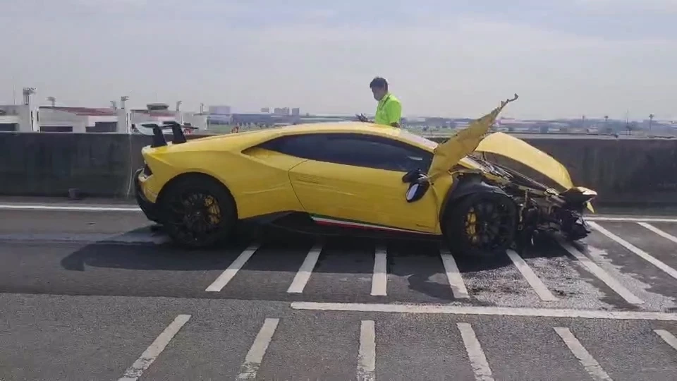 ระทึก หนุ่มขับ"แลมโบกินี" พุ่งชนรถคู่กรณี-เสาไฟขาด เจ็บ 5 ราย (มีคลิป)