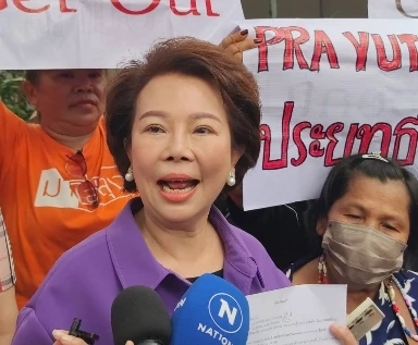 “อมรัตน์” เข้ามอบตัวคดีหมิ่น ด่าว่า “นายกฯโจร” ไม่กังวล ขอพิสูจน์ความจริง