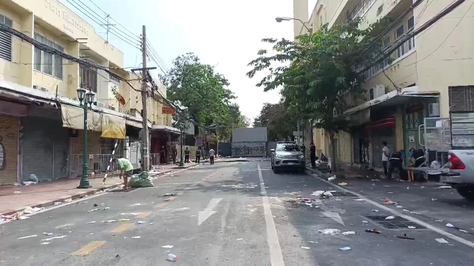 ตำรวจควบคุมฝูงชนกอนกำลัง เจ้าหน้าที่กทม.เร่งทำความสะอาดพื้นที่