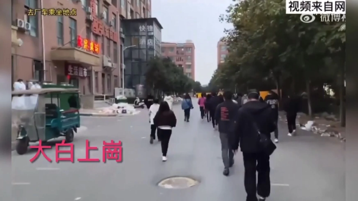 คนงานแห่หนีโควิดออกจากโรงงานผลิตไอโฟน (คลิป)