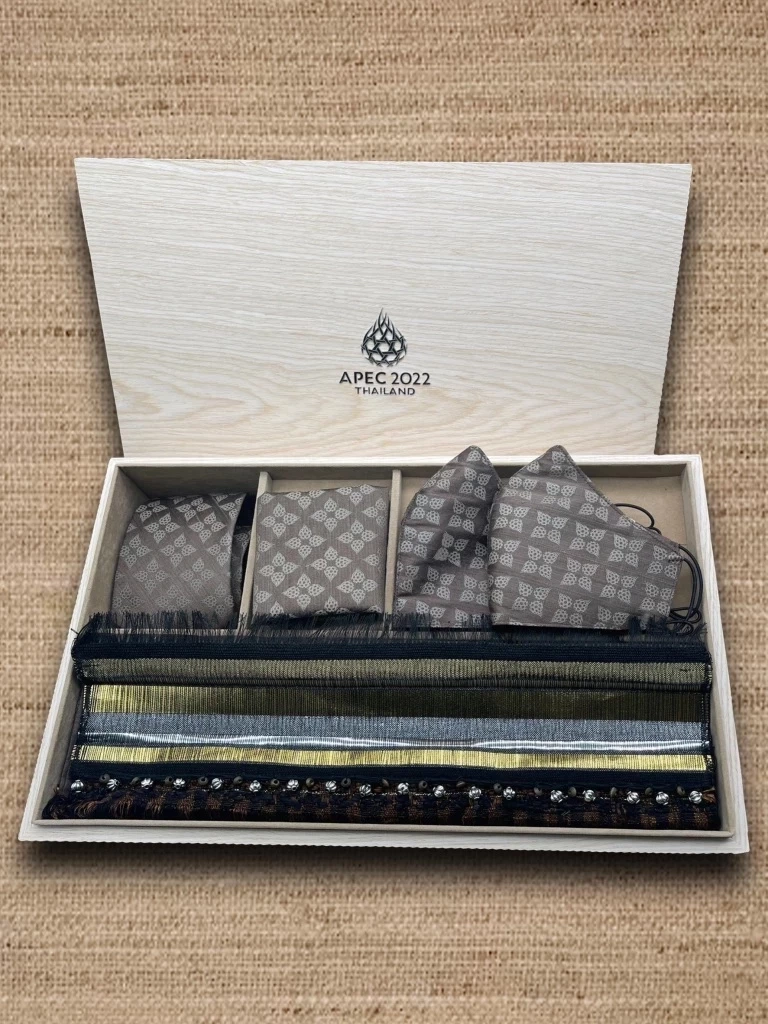 "ผ้าไหมปักธงชัย" ได้รับเลือกผลิตของที่ระลึก "เอเปค 2022"