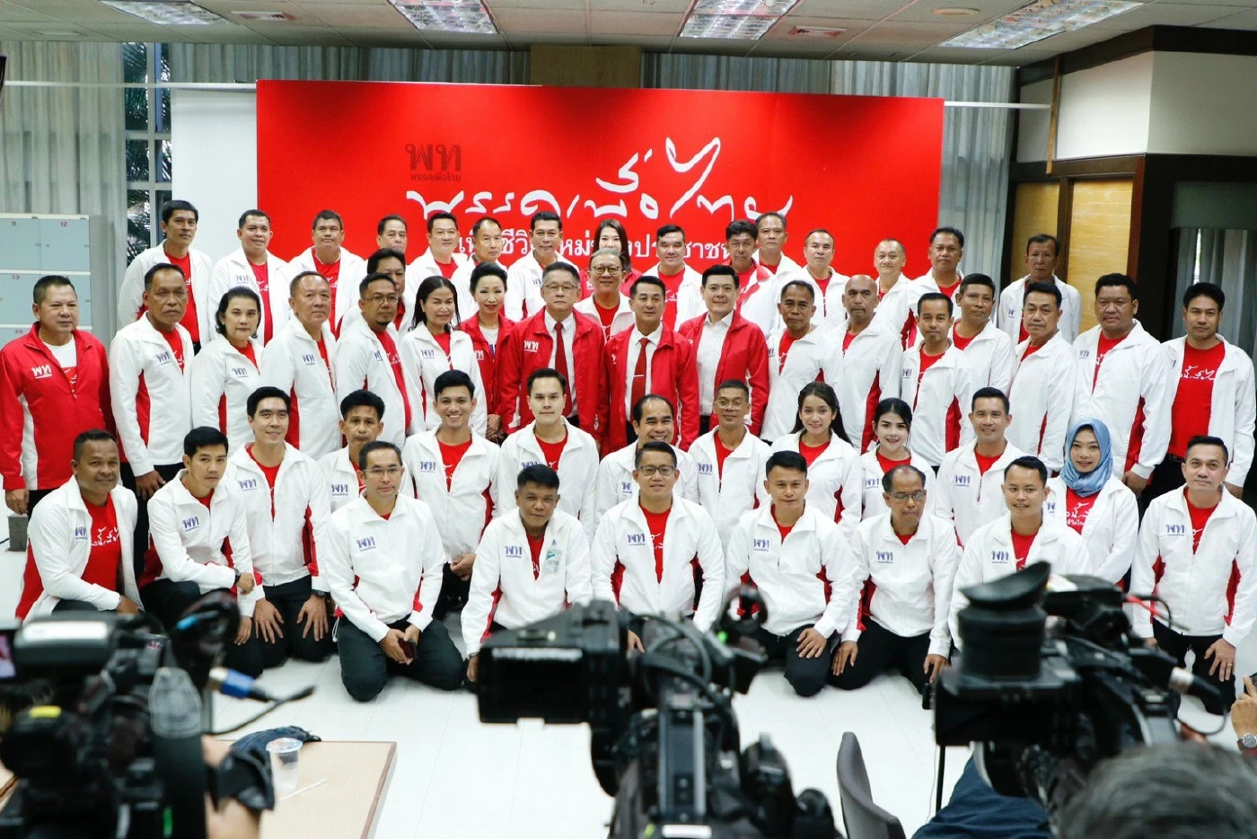 "เพื่อไทย" เปิดโฉมหน้า 43 ผู้สมัครชิงเก้าอี้ส.ส.ภาคใต้ลั่นชนะ"แลนด์สไลด์"