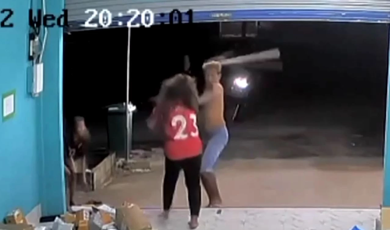 ช่างกล้า! พ่อเจ็บใจแทนลูกสาวโดนไล่ออก บุกต่อยหัวหน้าหญิง ขู่เอาปืนยิง