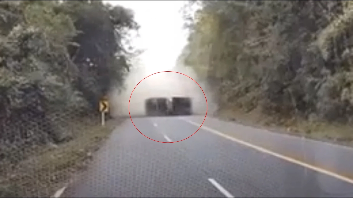 คลิปนาทีระทึก! รถทัวร์เสียหลักพลิกคว่ำ เส้นทาง หล่มสัก-ชุมแพ ดับ 1 เจ็บ 34