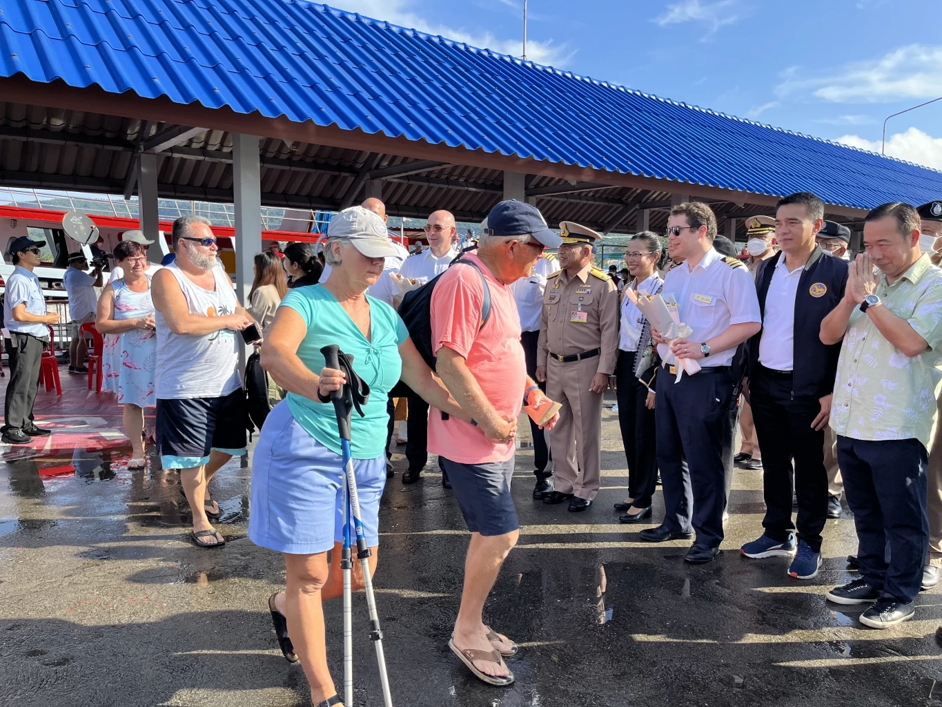 พล.ร.ท.จรัสเกียรติ ไชยพันธุ์ ผอ.ศรชล ภาค 2 และ ผบ.ทรภ.2 พร้อม นายอำเภอ ผอ.ททท.สมุย และชาวบ้านให้การต้อนรับนักท่องเที่ยวจากเรือสำราญ ลำแรกในรอบ 3 ปี