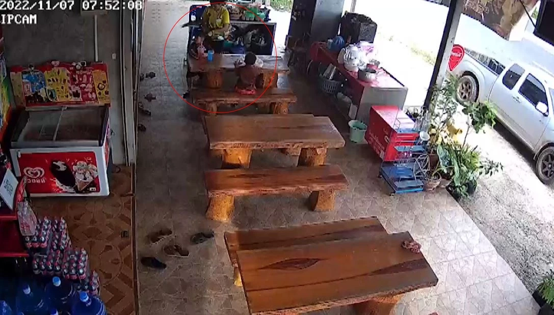 กระบะตีนผีเหินข้ามเลน พุ่งชนร้านค้าข้างทางพังยับ เด็ก 4 ขวบ ดับสลด (มีคลิป)