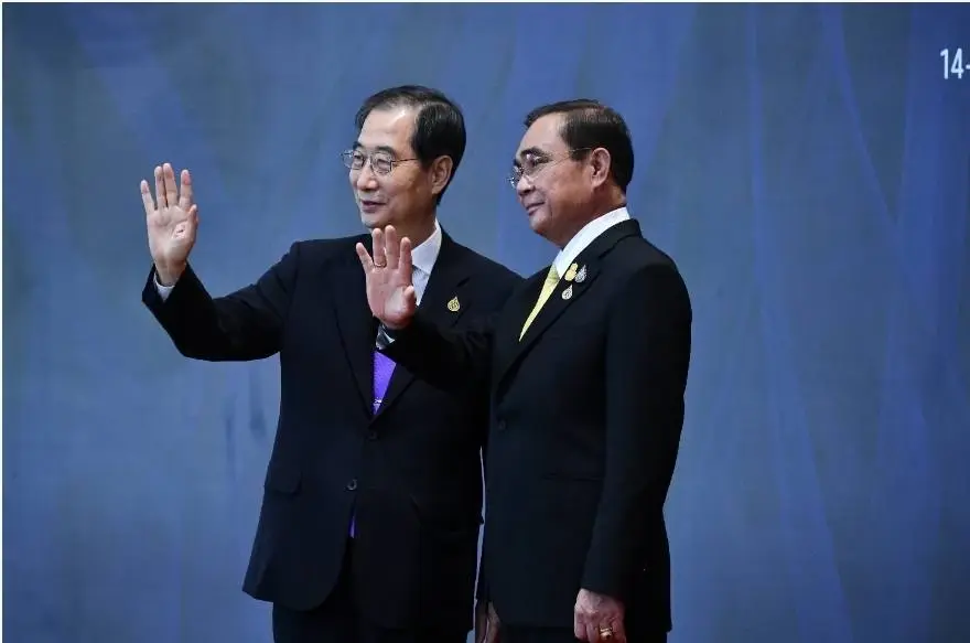 อัน ด็อก -ซู  นายกรัฐมนตรีเกาหลีใต้ ได้รับการต้อนรับจากพล.อ.ประยุทธ์  จันทร์โอชา นายกรัฐมนตรีของไทย ในการประชุมเอเปค 2022 