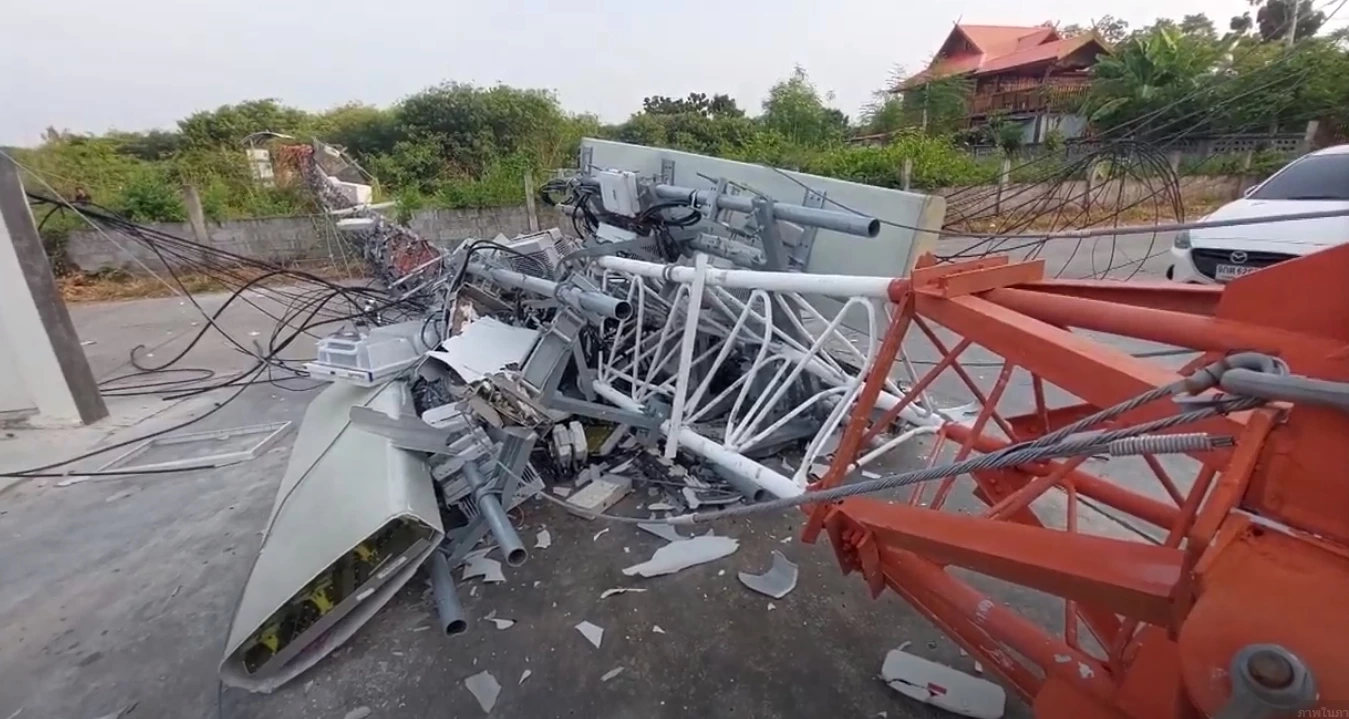 ป่วนทั้งอำเภอ โจรแสบ ขโมยถอดน็อตและสายสลิงยึดเสาส่งสัญญานทรูมูฟ จนหักโค่น 