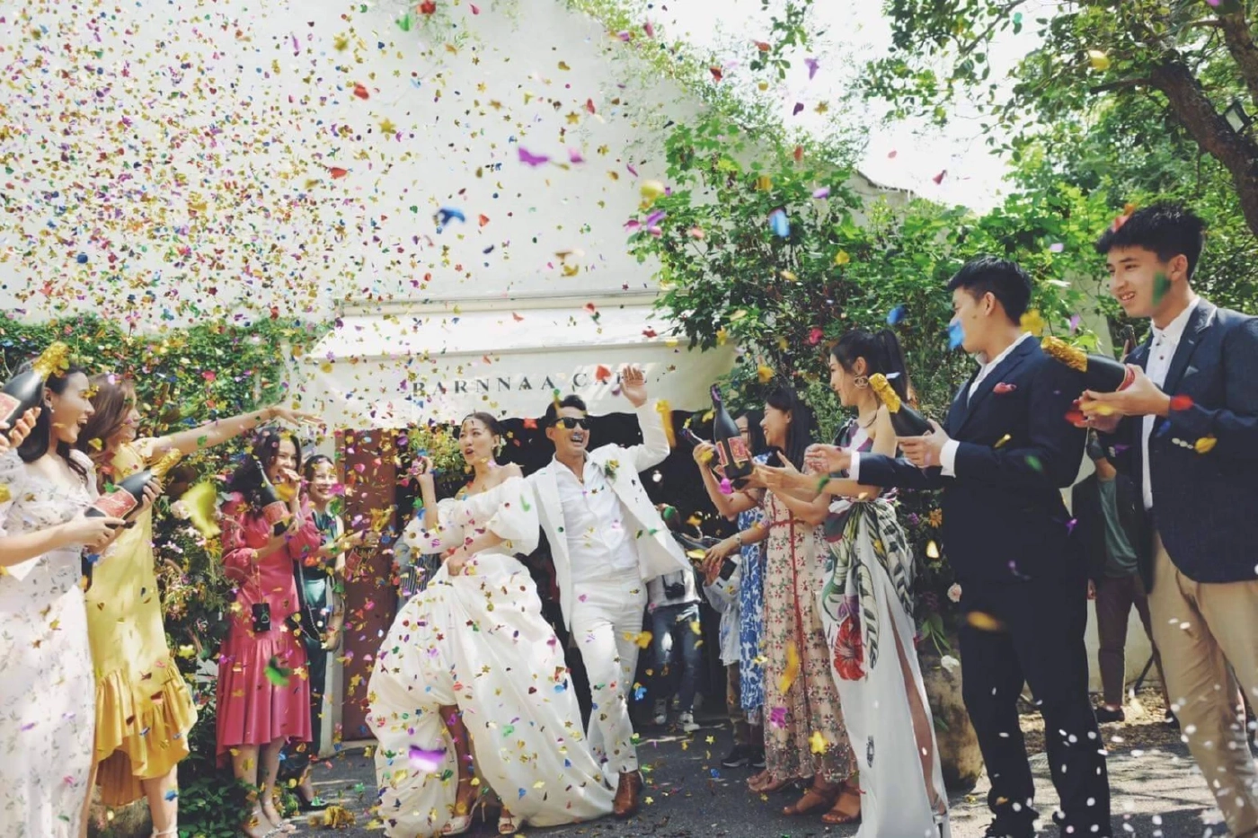  “แม็กกี้ ณัฏฐ์กีรติ"  ควงแฟนสาว “แจมมี่ สุชาธิษณ์ ”  เข้าพิธีฉลองมงคลสมรส