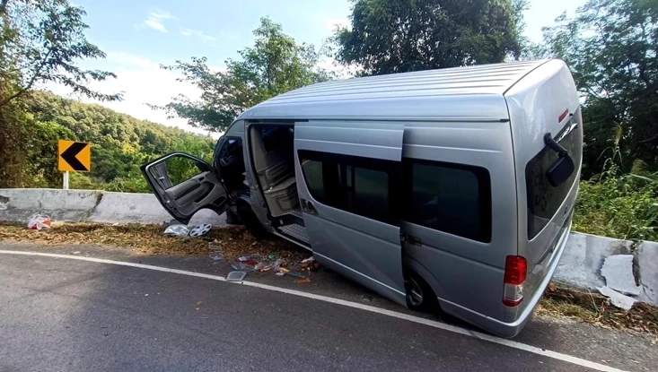 สยอง รถตู้เสียหลักแหกโค้งทับเบิก ถูกรถตู้อีกคันแหกโค้งชนซ้ำ (มีคลิป)