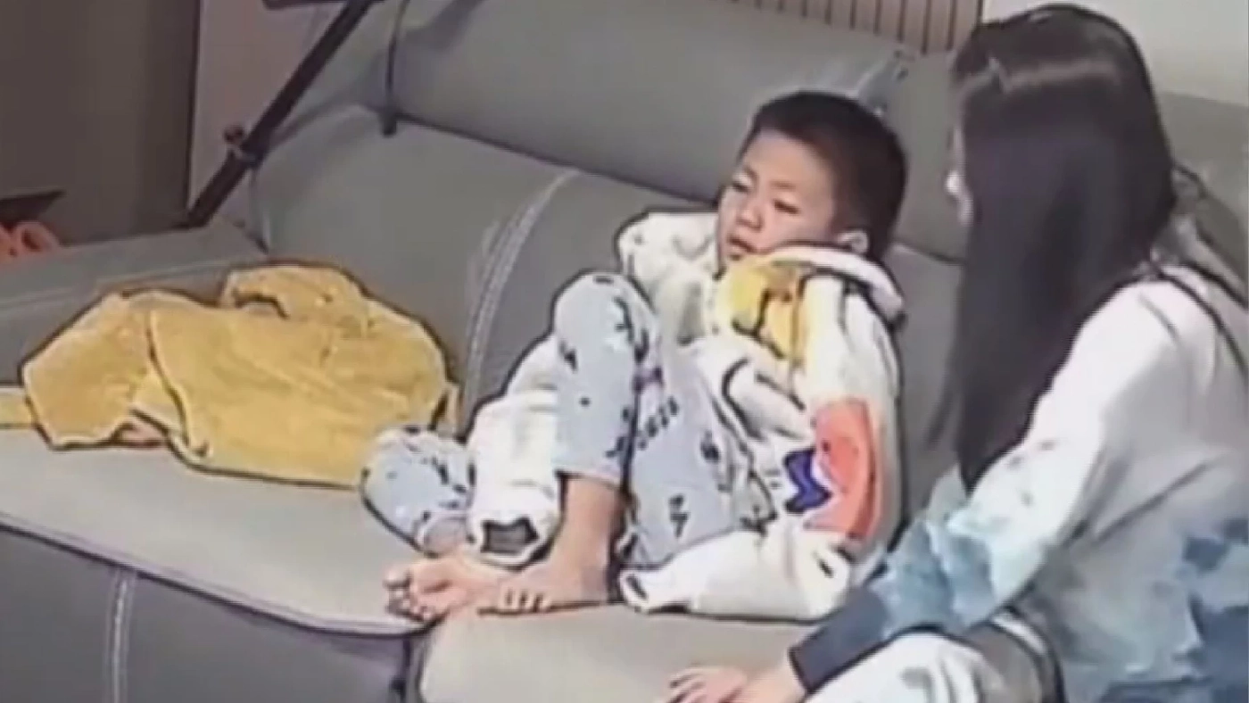 'รักวัวให้ผูก รักลูกลงโทษ' พ่อแม่จีนบังคับลูกชายให้ดูทีวีทั้งคืน (คลิป)