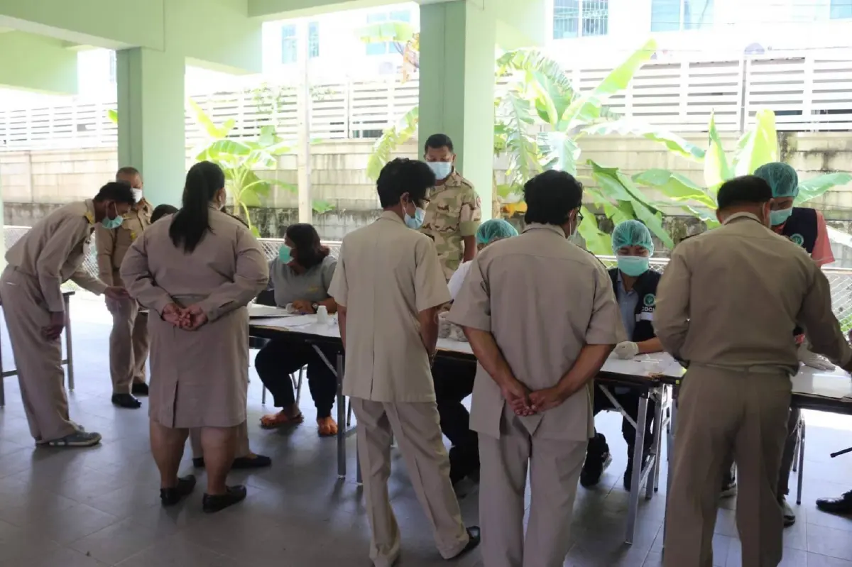 "นายอำเภอสามโคก" ปิดห้องประชุมตรวจฉี่กำนัน-ผู้ใหญ่บ้าน เจอสีม่วง 1 ราย
