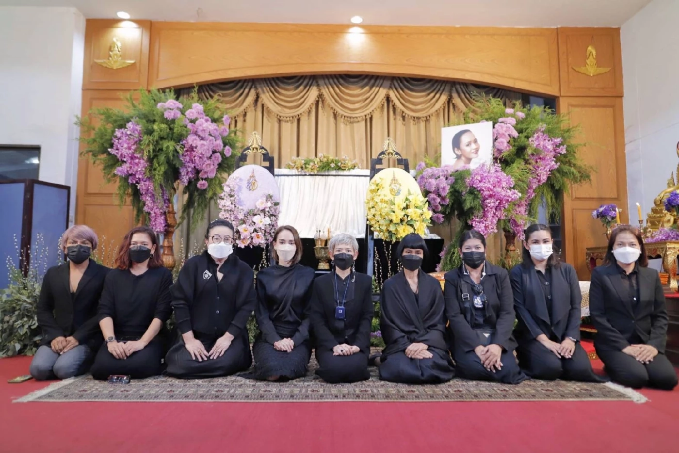 ในหลวง พระราชินี พระราชทาน พวงมาลาวางหน้าหีบศพ "ลินดา ค้าธัญเจริญ"