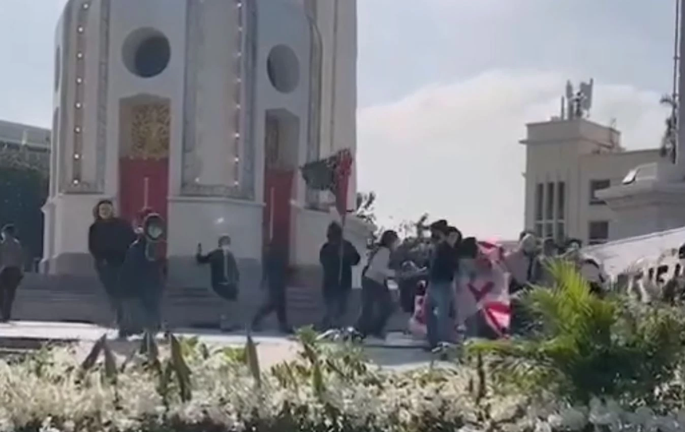 อนุสาวรีย์ ปชต. วุ่น! คฝ.ยึดป้ายผ้าม็อบต้านเอเปค ตะโกน "จับเลย จับเลย" (คลิป)