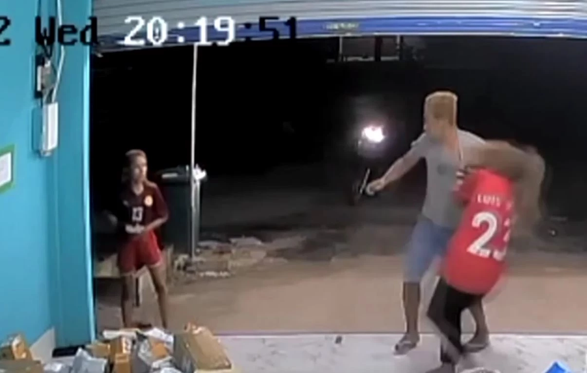 ช่างกล้า! พ่อเจ็บใจแทนลูกสาวโดนไล่ออก บุกต่อยหัวหน้าหญิง ขู่เอาปืนยิง