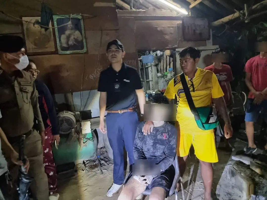 ตำรวจรวบหนุ่มชาวลาว พกปืนเถื่อนไปทวงหนี้เพื่อน
