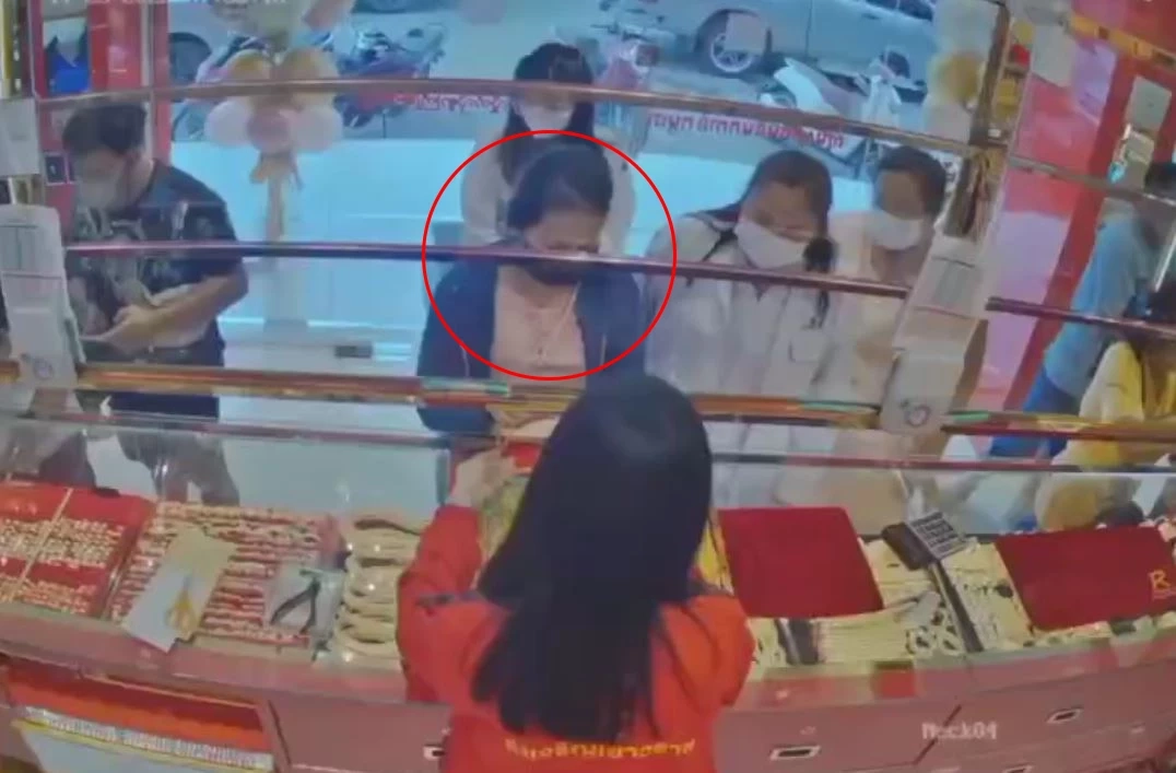 จับทันควัน! โจรสาวเสียพนันบอลโลก วิ่งราวทองคำ หนัก 2 บาท