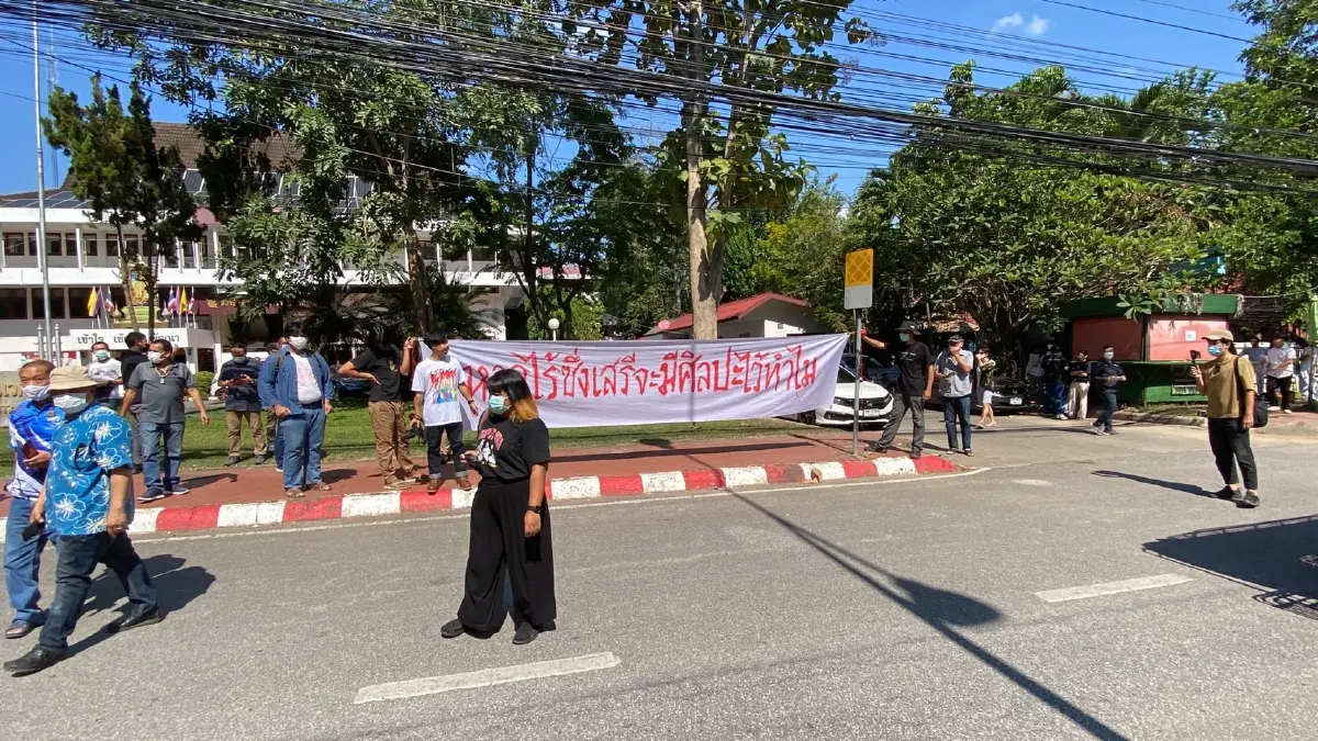 ชุลมุน! ตร.ยึดป้ายผ้าให้กำลังใจ 2 อาจารย์ เจอหมายเรียก คดีทวงคืนหอศิลป์ มช.