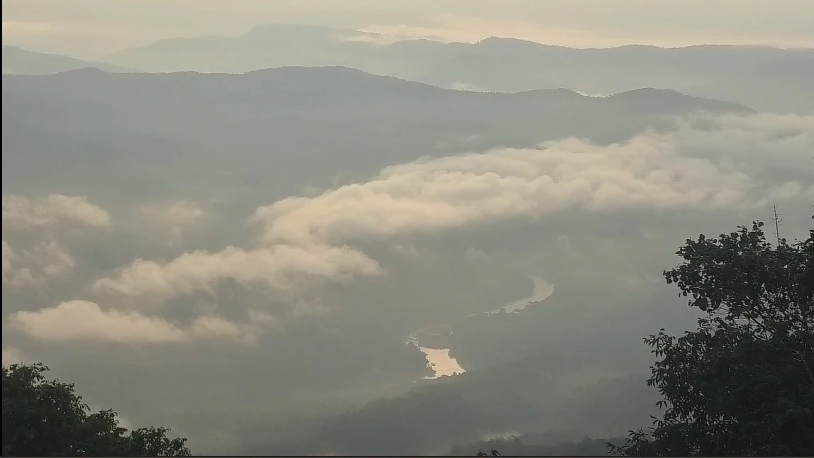 อากาศหนาวและมีหมอกบางในตอนเช้า