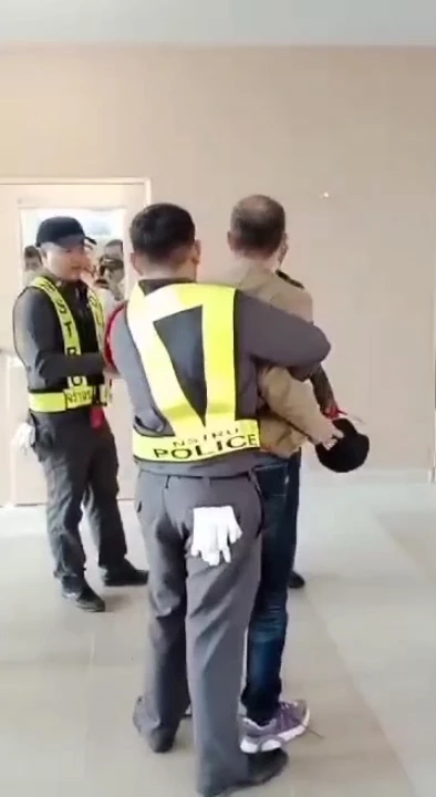 อาจารย์ม.ดัง เมืองคอน ขับรถประจานผู้บริหารทั่วเมือง ก่อนบุกเข้ามหาวิทยาลัย