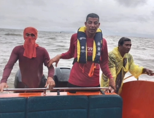 ระทึก! จนท.เร่งช่วย 2 ชาวประมงเรืออับปางกลางทะเลรอดตาย (มีคลิป)