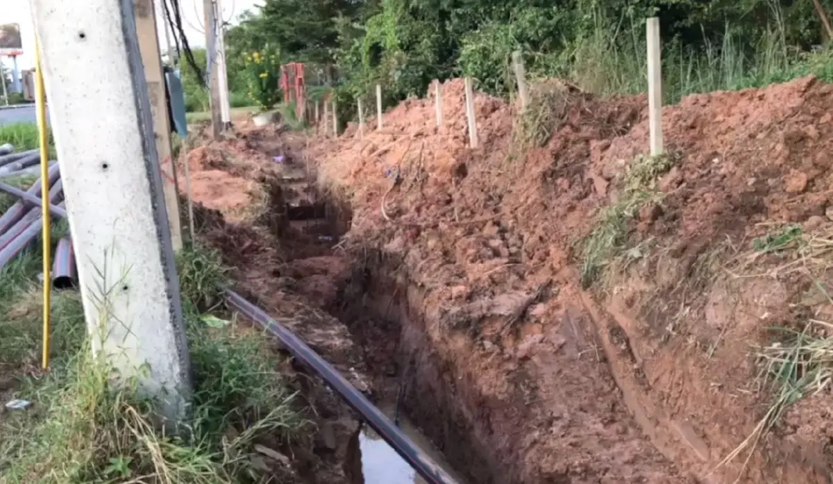 นาทีชีวิต! ดินถล่มทับคนงานลอกท่อวางระบบสายไฟ อาการสาหัส