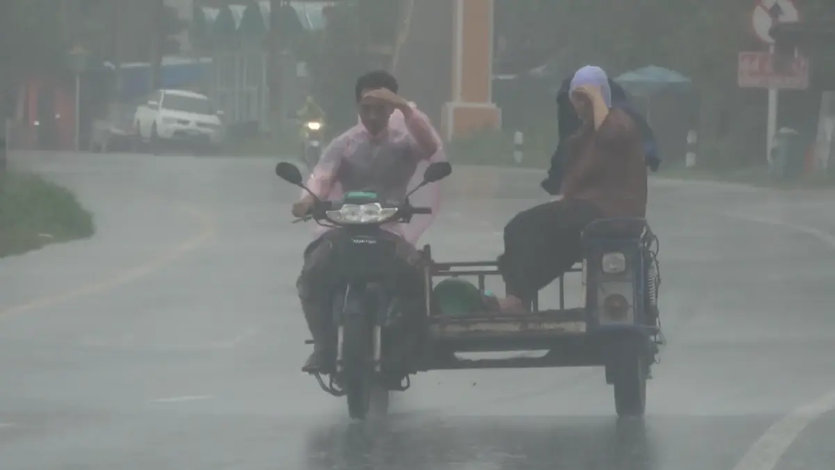 กรมอุตุฯ เปิดพื้นที่ 11 จังหวัด ฝนตกหนักถึงหนักมาก อิทธิพลร่องมรสุมพาดผ่าน