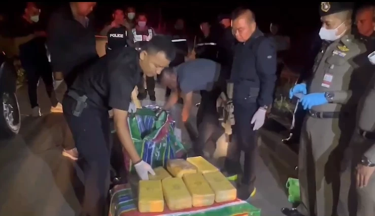 ตร.ตรัง โชว์จับยาบ้าบิ๊กล็อตเกือบ 2 ล.เม็ด แก๊งขนยาสุดแสบมีรถนำแจ้งหนี จนท.