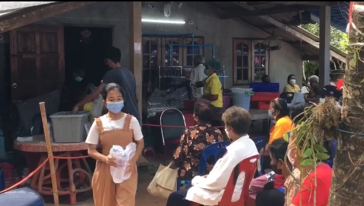 ปชช.นับพันกลับมาแห่คิวซื้อน้ำเหล็กไหลควนเคี่ยม เชื่อรักษาได้สารพัดโรค