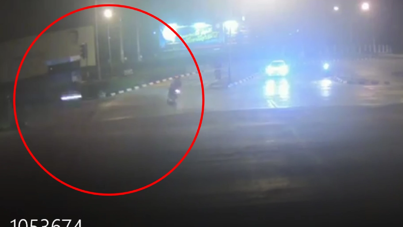 สยอง สาวขี่ จยย. ฝ่าไฟแดง โดนรถบิ๊กไบค์พุ่งมาทางตรง ชนสนั่นกลางลำ (มีคลิป)