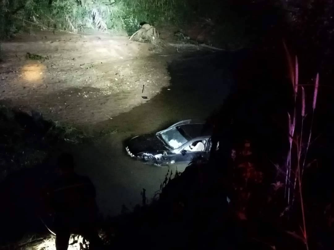 เร่งค้นหาตัวสาวใหญ่วัย 50 ปี หลังขับรถตกห้วยแม่ปะ แต่ไม่พบร่าง เจ้าหน้าที่ระดมหาทั้งคืน