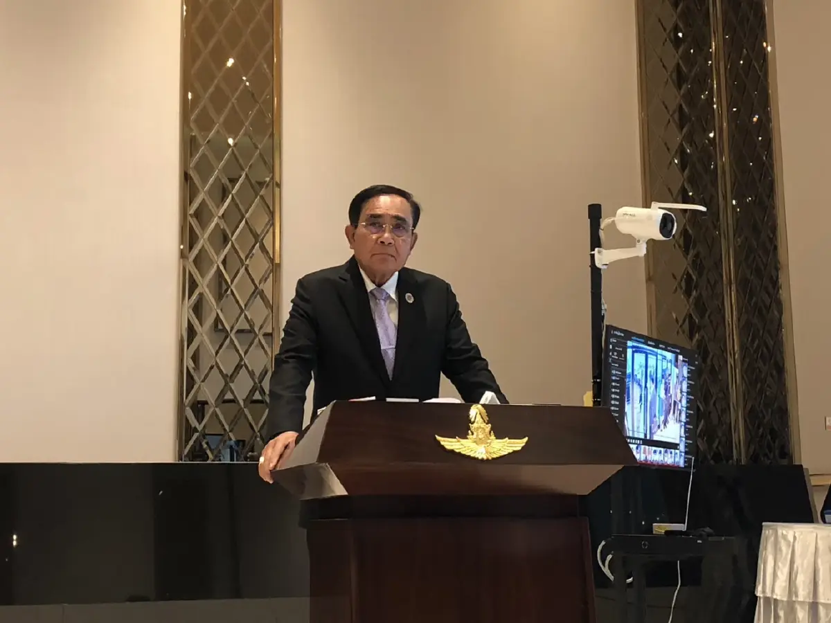 พล.อ.ประยุทธ์  จันทร์โอชา นายกรัฐมนตรีและรมว.กลาโหม ให้สัมภาษณ์ภายหลังเดินทางกลับจากการประชุมสุดยอดผู้นำอาเซียน ที่กัมพูชา