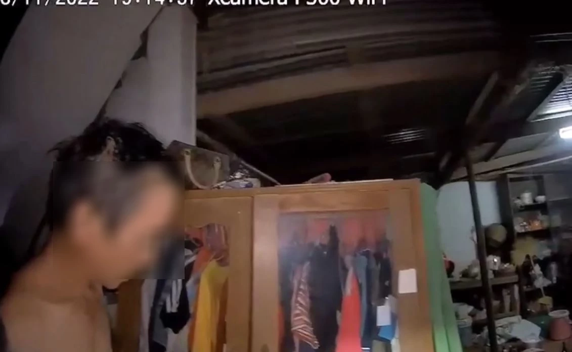 หนุ่มใหญ่เลือดขึ้นหน้า เมียพาชายชู้มาหยามถึงบ้าน คว้ามีดฟันยับ (มีคลิป)