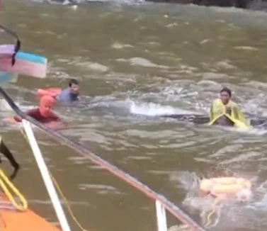 ระทึก! จนท.เร่งช่วย 2 ชาวประมงเรืออับปางกลางทะเลรอดตาย (มีคลิป)