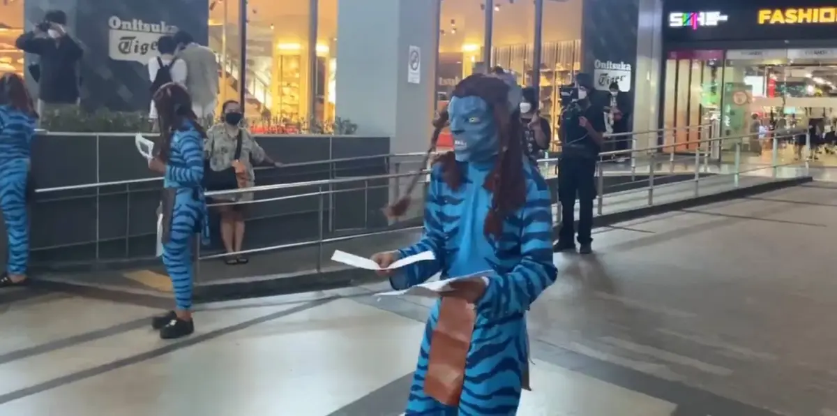 กลุ่มมวลชน สวมชุด อวตาร  แจกใบปลิว ต้านการประชุมเอเปค บริเวณสยามสแควร์  เมื่อวันที่ 14 พ.ย.ที่ผ่านมา