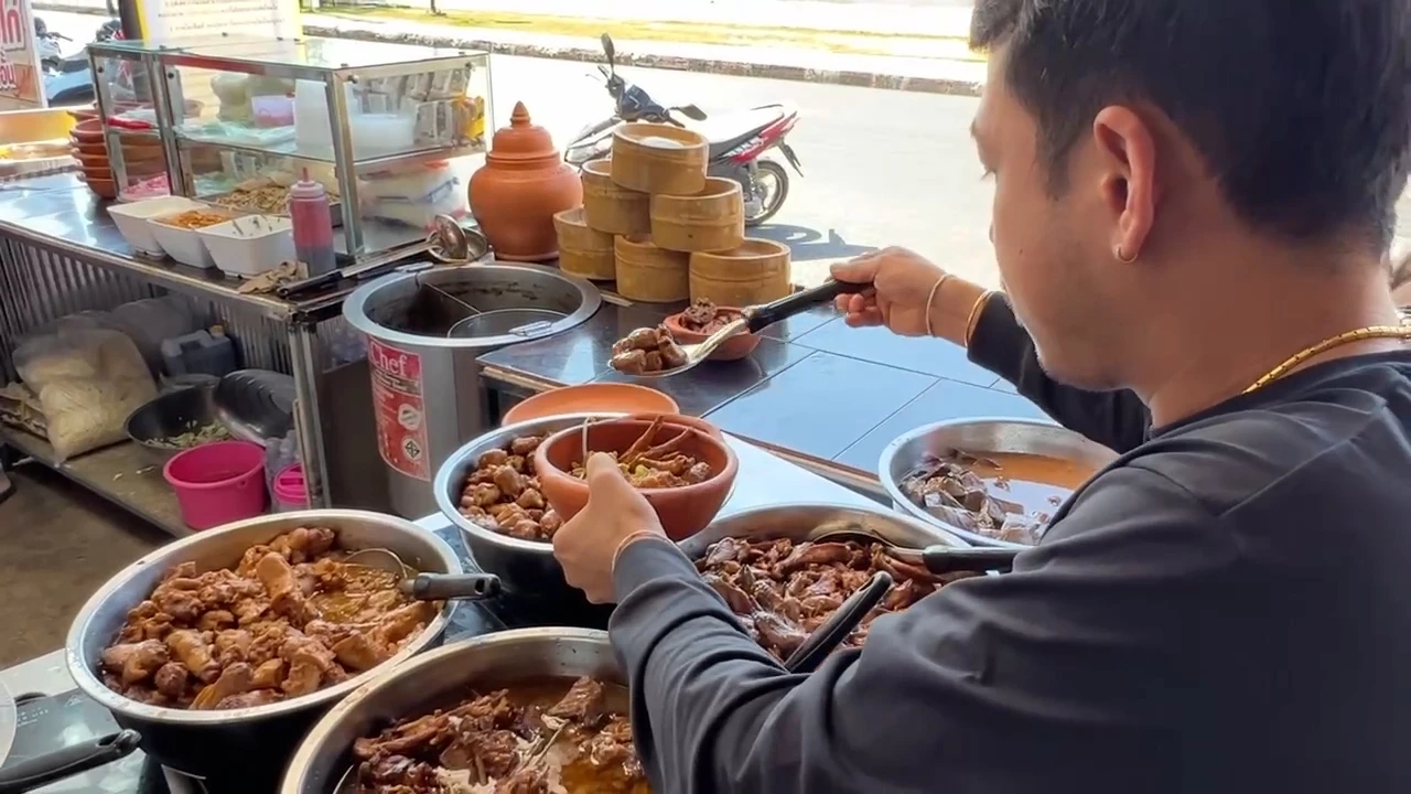 ก๋วยเตี๋ยวไก่มะระบุฟเฟต์ ตักได้ไม่อั้น-เติมได้ทั้งวัน