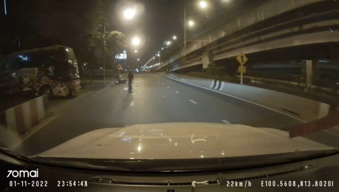 เปิดภาพนาทีสลด “ส.ต.อ.”สุทธิสาร ถูก จยย.ตามหลังเหยียบอย่างจัง(มีคลิป)