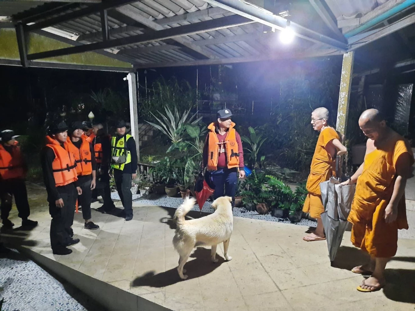 ฝนตกหนัก น้ำป่าถล่มพังงากลางดึก ตชด.เร่งช่วยขนของหนีน้ำวุ่น (มีคลิป)