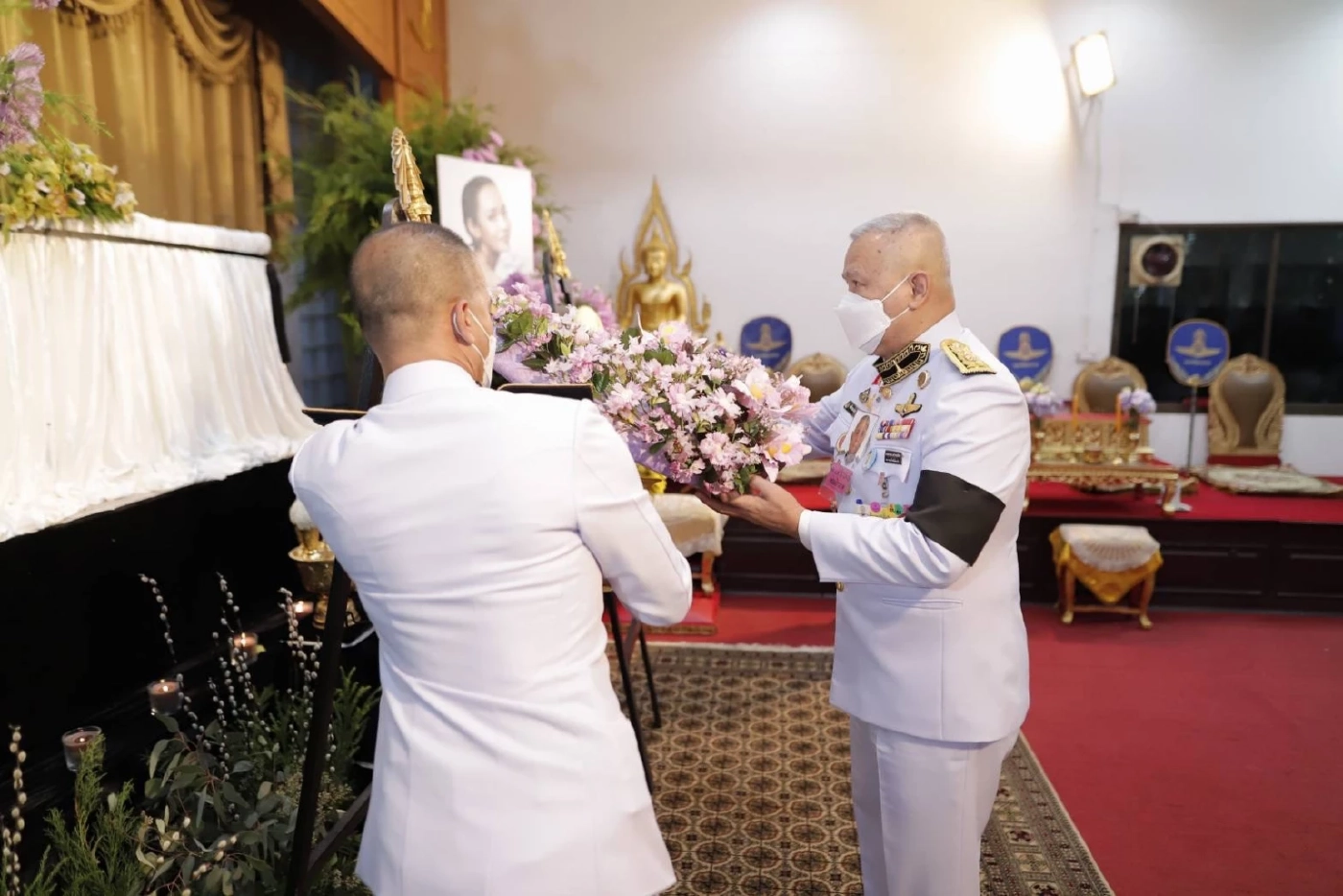 ในหลวง พระราชินี พระราชทาน พวงมาลาวางหน้าหีบศพ "ลินดา ค้าธัญเจริญ"