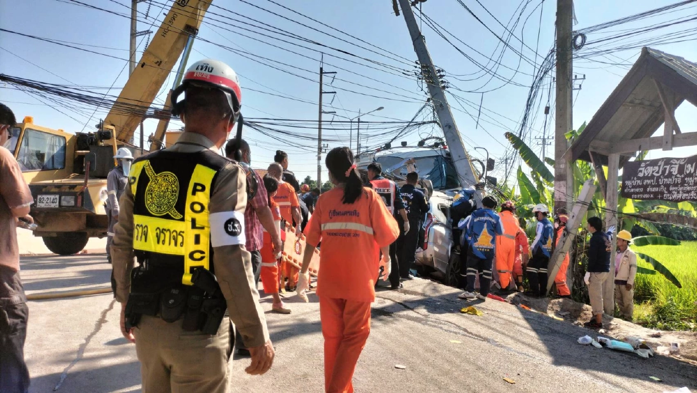 สยอง รถบรรทุกน้ำมัน ชนอัดก๊อปปี้รถไปงานบุญกับเสาไฟฟ้า เสียชีวิต 5 ราย