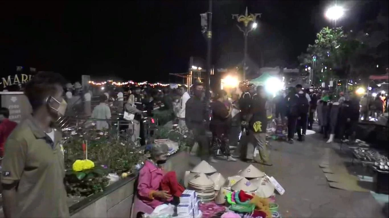 ด่วน! พลุไฟระเบิดกลางงานลอยกระทง ริมโขงนครพนม เจ็บนับสิบราย (มีคลิป)