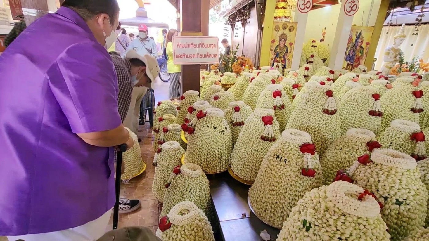 แก้บนด้วย พวงมาลัยดอกมะลิ มูลค่า 3.4 ล้านบาท